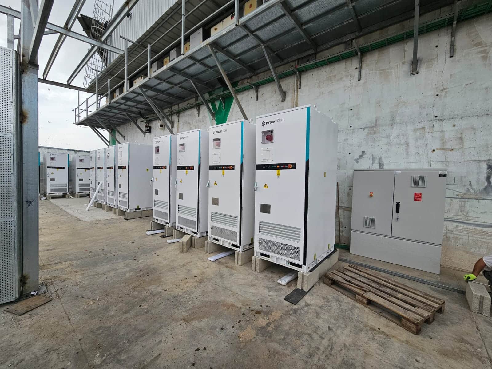 ארונות אגירה Pylontech מותקנים - מובילי העמקים