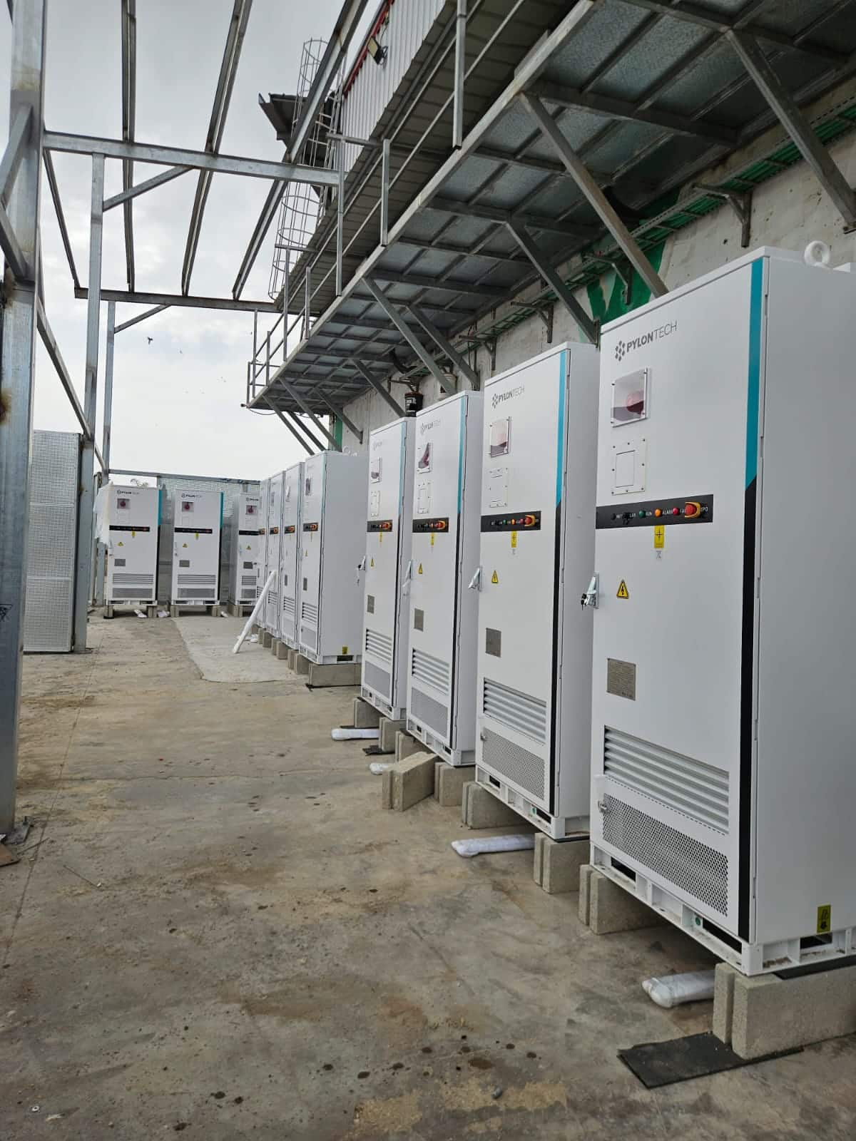 צוות ההתקנה עם מערכת Pylontech פתוחה - ניר יפה